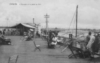 carte postale ancienne de Ostende L'Estacade et la pêche au filet