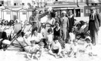 carte postale ancienne de La Panne En famille sur la plage de La Panne devant la grande patisserie Englebert