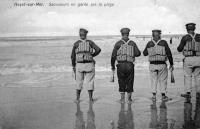 carte postale ancienne de Heyst Sauveteurs en garde sur la plage
