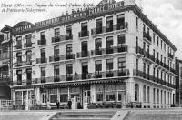 carte postale ancienne de Heyst Façade du Grand Palace Hôtel et Patisserie Schoysman