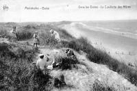 carte postale ancienne de Mariakerke Dans les dunes - La cueillette des mûres