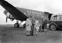  Passagers posant devant l'objectif avant d'embarquer dans un avion Sabena