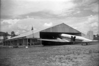  Avion de la Sabena devant l'entrée trop étroite d'un hangar