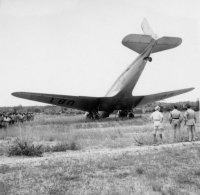  Attroupement  autour d'un avion Sabena ( DC-3/ C.47 immatriculé OO-UBT) ayant piqué du nez dans les hautes herbes