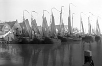  Vieux bateaux de pêche à voile en file à quai