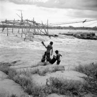  Gamins occupés à pêcher