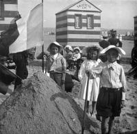  Kinderen speel op de strand
