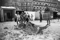  Kinderen spelen op de strand voor hotel le petit rouge