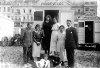  Photo de famille devant les cabines de plage Edmond Vandevelde