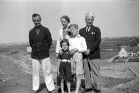  Photo de famille devant la ferme - laiterie de l'abbaye