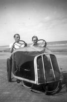 Raversijde Gezellig ritje met cuistax in Raversijde (1948) aan de Belgische kust. Raversijde Gezellig ritje met cuistax in Raversijde (1948) aan de Belgische kust.