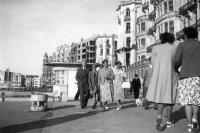 Oostend Wandelen op de zeedijk van Oostende in 1948: elegantie en gezelligheid aan zee. Oostend Wandelen op de zeedijk van Oostende in 1948: elegantie en gezelligheid aan zee.