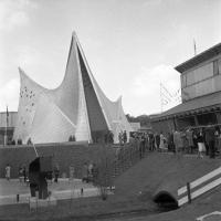 Brussel Expo 58 – Philipspaviljoen ontworpen door Le Corbusier, rechts het gebouw van de Nederlandse landbouw. Brussel Expo 58 – Philipspaviljoen ontworpen door Le Corbusier, rechts het gebouw van de Nederlandse landbouw.