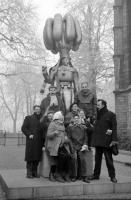  Petite pose devant la statue d'un Gilles sculptée par Robert Delnest