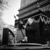 Bruxelles Winston Churchill sort du palais des académies