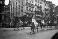 Bruxelles Cavalières orientales montant leurs chevaux en amazone
