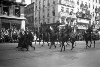  Les cavaliers de l'Ommegang défilent sur le Boulevard Anspach