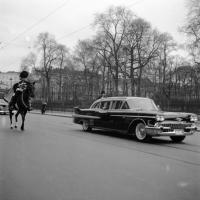  Cadillac plaque 33 de la famille royale longeant le parc de Bruxelles