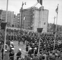 Bruxelles Les fusiliers marins forment une haie d'honneur devant la cathédrale