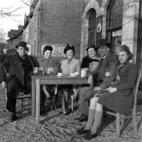 Baardegem Moment de détente à la terrasse d'un café à Baardegem (Alost), vers 1940-1945. Baardegem Moment de détente à la terrasse d'un café à Baardegem (Alost), vers 1940-1945.