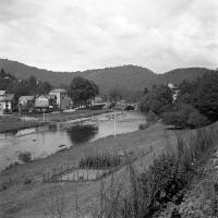Coo vue sur le village A gauche de l'Amblève, le restaurant du châlet et une laiterie