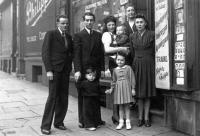  Le photographe et sa famille devant son magasin