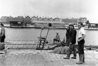Oosterschelde (NL -Zeelande) Pecheurs de moules en face de la firme J. Dehaeck - Mosselloods Oosterschelde (NL -Zeelande) Pecheurs de moules en face de la firme J. Dehaeck - Mosselloods