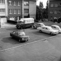 Brussel Een bestelwagen voor verse vis (Le Mareyeur d'Ostende) staat geparkeerd op een residentieel plein in het Brusselse Zone Brussel Een bestelwagen voor verse vis (Le Mareyeur d'Ostende) staat geparkeerd op een residentieel plein in het Brusselse Zone