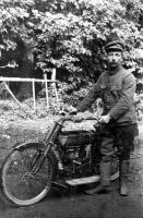  Soldat posant avec sa moto
