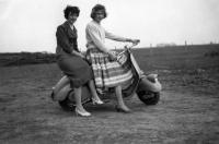  Maria en Denise op Vespa Faro Basso model 1952