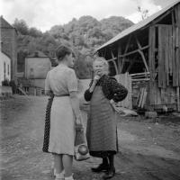 Bohan Deux citadines en conversation avec une femme du village