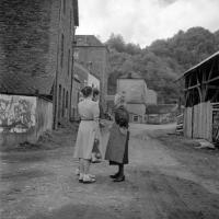 Bohan Deux citadines en conversation avec une femme du village. La maison à l'arrière plan est une boulangerie-patisserie