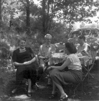 Landecy-Genève (Suisse) Pique-nique sur un chemin forestier le 16 août 1953
