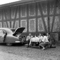 Rolandseck (Allemagne) Pique-nique au sud de Bonn le 21 juin 1952 (Chevrolet Chevy Styleline)