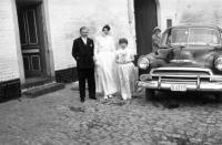  Les mariés posent devant la Chevrolet Bel-air