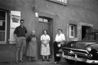 En Lorraine, sur la route des vacances Ford Crestline Victoria 1952