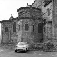  Renault 8 devant l'église romane de Saint Nectaire