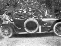 Officiers de l'armée française posant sur une voiture non identifiée